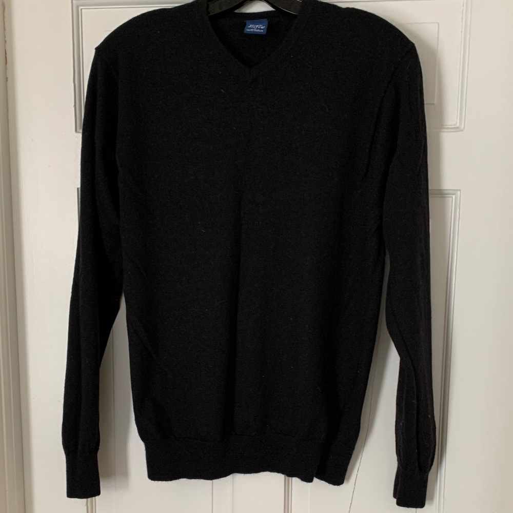 High Sierra Women’s black v-neck sweater 
100% Merino Wool ⭐️
size M
